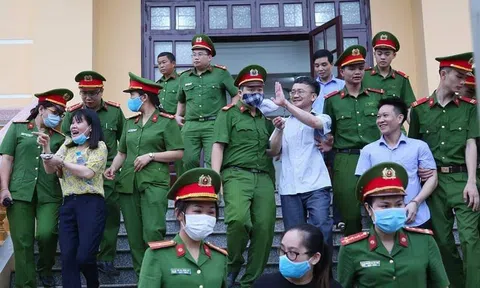 Gian lận thi cử ở Hòa Bình: Nụ cười ngạo nghễ của "liên minh ma quỷ'?