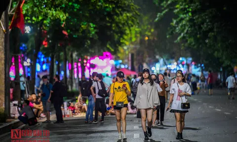 Phố đi bộ Hồ Gươm nhộn nhịp ngày đầu mở cửa trở lại