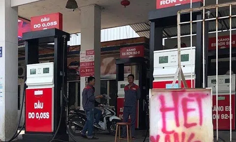 Treo biển ‘hết xăng’: Hết thật hay đầu cơ chờ xăng tăng giá !?