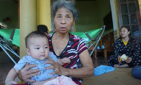 Bố mẹ, anh trai chết vì TNGT: Bé 6 tháng tuổi được nội bế đi xin sữa