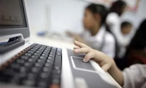 Giật mình chuyện những bé gái... "chín" sớm