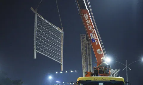 Hà Nội: Công nhân xuyên đêm tháo dỡ hàng rào đường đua F1