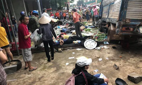Xe tải lao vào chợ dân sinh, 10 người thương vong