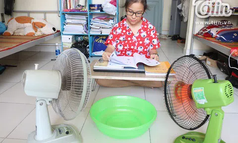 Muôn kiểu chống chọi với nắng nóng đỉnh điểm của sinh viên