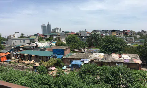 Cuộc sống quay quắt dưới mái tôn trong nắng nóng thiêu đốt ở Hà Nội