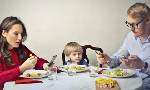 Bỏ điện thoại, nói chuyện với nhau đi!