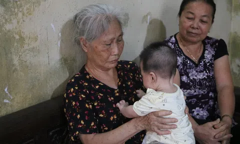 Lời tâm sự xót xa từ người bà và tiếng khóc xé lòng của đứa cháu mồ côi khi nhìn di ảnh mẹ