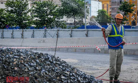 Công nhân đội nắng gấp rút thi công đường vành đai 3