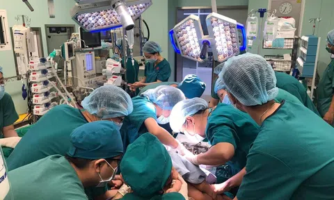 Bác sĩ 8 bệnh viện lớn tại TP.HCM cùng tham gia cuộc "đại phẫu", đã tách rời cặp song sinh dính liền