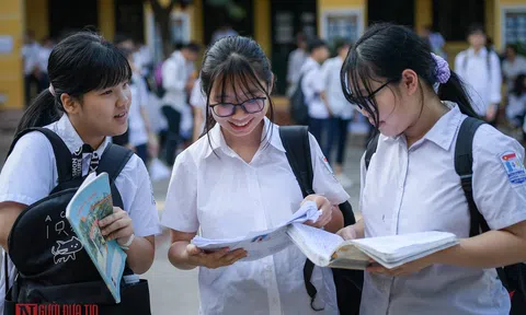 Học sinh Hà Nội bước vào môn thi đầu tiên kỳ tuyển sinh lớp 10
