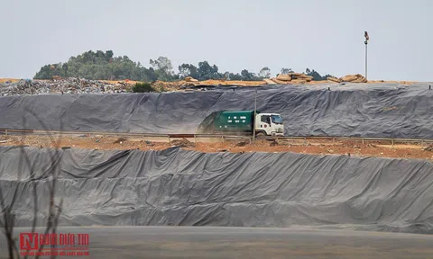 Người dân ngừng chặn xe rác tại Nam Sơn sau cam kết của chính quyền Hà Nội