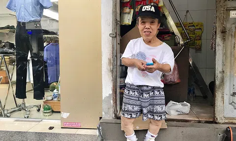 Số phận kì lạ của chú lùn muốn "đi muôn nơi" và khát khao được yêu ở tuổi 65
