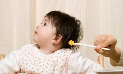 Bố mẹ cần tham khảo qua 10 giải pháp cho trẻ biếng ăn