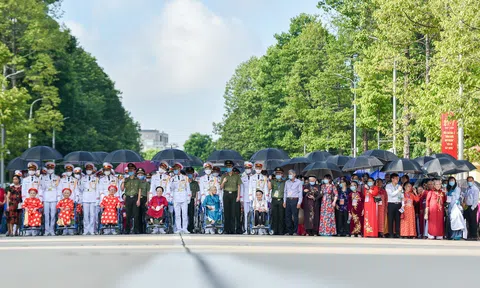 Đoàn 300 mẹ Việt Nam anh hùng xúc động vào Lăng viếng Bác