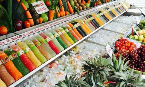 Cẩn trọng với nước ép hoa quả giá rẻ bày bán tràn lan