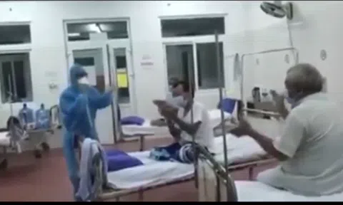 Bác sĩ Bệnh viện C Đà Nẵng hát động viên bệnh nhân trong khu cách ly