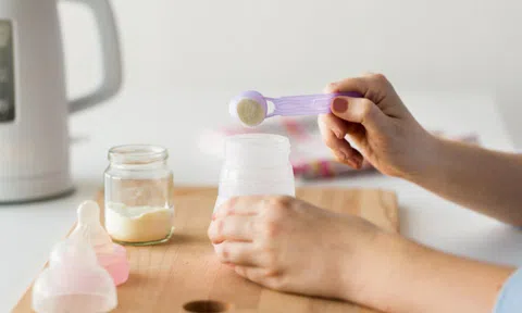Bà nội nhẫn tâm 2 lần bơm thuốc diệt chuột vào sữa đầu độc cháu gái 1 tuổi