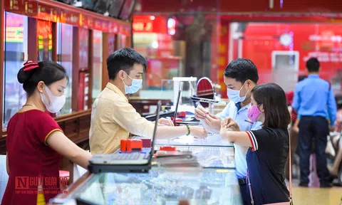 Giá vàng tăng kỷ lục, người dân đổ xô đi giao dịch
