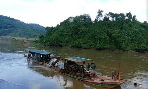 Bắc Cường  Lào Cai: Nhức nhối tình trạng tàu không số “ăn cát” trên sông Hồng