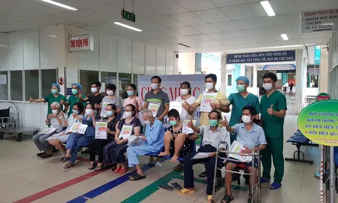 Đà Nẵng: Sản phụ nhiễm Covid-19 đã khỏi bệnh và xuất viện cùng con