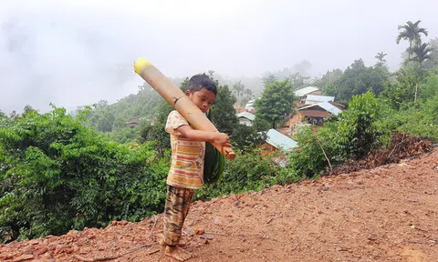 Cậu bé vác măng rừng đi ủng hộ chống dịch nhận món quà bất ngờ