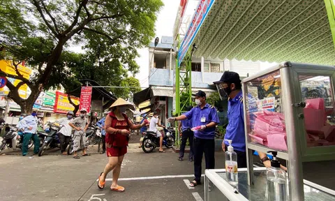 Tổ trưởng dân phố mắc Covid-19 ở Đà Nẵng đi phát gạo, đi ngân hàng, đi chợ...