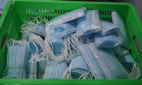 Đột nhập cơ sở sản xuất khẩu trang “siêu bẩn” giữa mùa dịch Covid-19