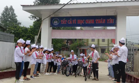 Lào Cai: Phòng Cảnh sát kinh tế công an tỉnh tặng xe đạp cho học sinh có hoàn cảnh vượt khó vươn lên