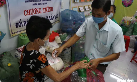 Mang chai nhựa đến đổi gạo miễn phí ở TP.HCM