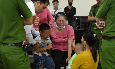 Nghẹn lòng cảnh cậu bé 5 tuổi khóc trong phiên tòa xét xử mẹ tội mua bán người