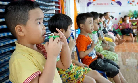 Con được uống sữa học đường, bố mẹ bớt nỗi lo đi học mùa dịch