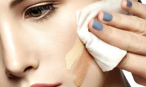 Dùng khăn giấy tẩy trang, sản phẩm dưỡng tóc nhiều cũng có thể gây mụn
