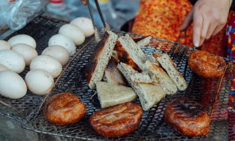 Bánh tam giác mạch thức bánh làm từ loài hoa nổi tiếng nơi cao nguyên đá Hà Giang