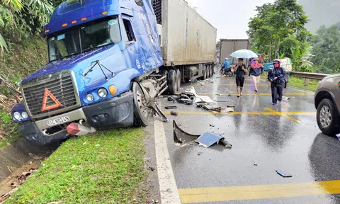 Tuyên Quang: Xe container va chạm với xe tải gây thương tích và ách tắc nhiều giờ