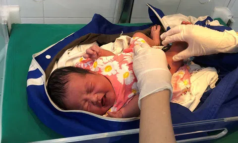 Bắc Ninh, trẻ sơ sinh bị bỏ rơi ở gầm cầu vượt Đại Phúc