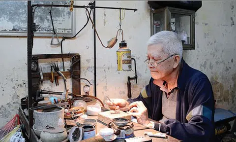 Hà Nội: Người thợ kim hoàn hiếm hoi còn lại giữa thủ đô trên phố nghề Hàng Bạc