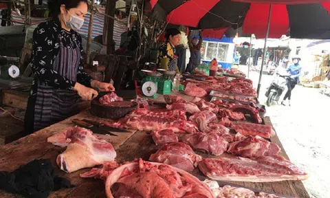 Tiểu thương kêu trời vì giá thịt lợn thường xuyên bất ổn