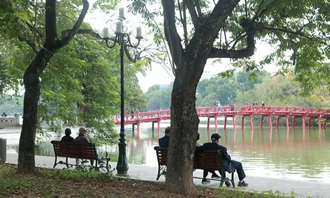 Những “khối vàng lộ thiên” ven Hồ Gươm
