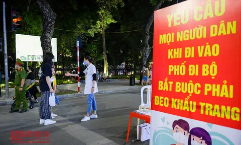 Hà Nội: “Quên” khẩu trang, nhiều người không được vào phố đi bộ