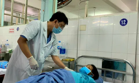 Đà Nẵng: Nội soi ngược dòng gắp 2 con sán lá gan dài 30 mm còn sống nằm trong ống mật