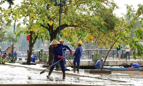 Người dân căng sức dọn bùn ở phố cổ Hội An sau mưa lũ