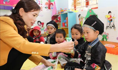 Vinamilk và quỹ sữa vươn cao Việt Nam trao tặng 94.000 ly sữa cho trẻ em khó khăn Hà Giang