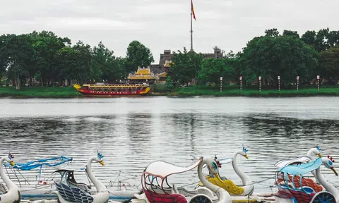 Tản bộ dọc sông Hương, ngắm nhìn một Huế rất đời thường