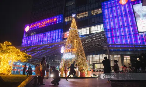 Toàn cảnh Noel Hà Nội: Đâu đâu cũng lung linh ánh đèn, nơi nào cũng trở thành góc chụp ảnh "sống ảo" lộng lẫy