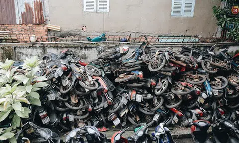 Cận cảnh hàng trăm xe máy bị chủ nhân "bỏ rơi", chất cao như núi ở bến xe lớn nhất Sài Gòn