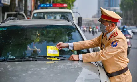 Hiểu đúng việc CSGT dán thông báo vi phạm lên kính ô tô