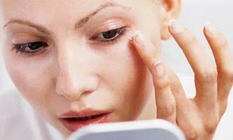 Kem dưỡng mắt – Bí quyết ngăn ngừa vết chân chim của phái đẹp