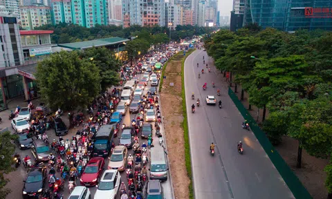 Hình ảnh bất ngờ trên tuyến đường Lê Văn Lương giờ cao điểm