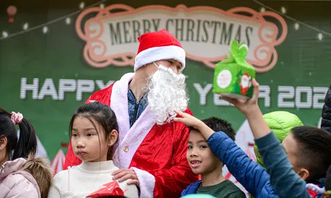 Một ngày phát quà của ông giá Noel