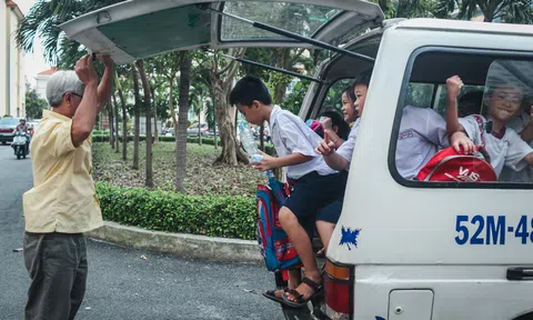 Ông giáo nghèo và chuyến xe chuyên chở tuổi thơ